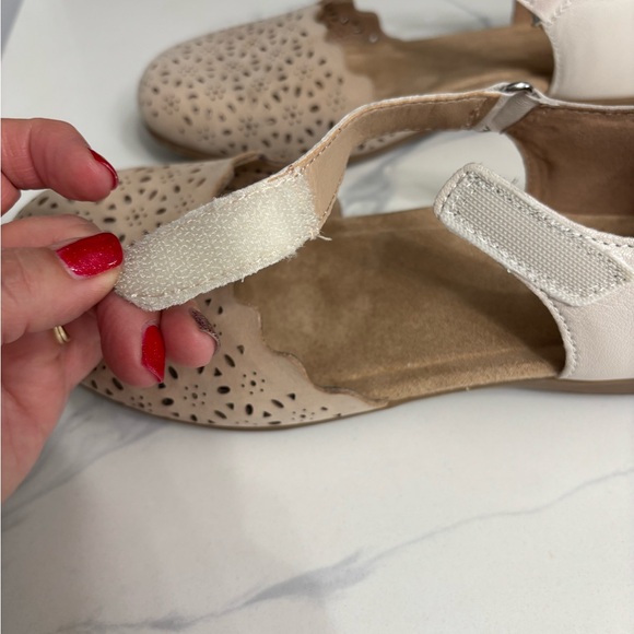 Earth Brynn Mary Jane Sandal Round Toe Beige Perforated Leather Size 8.5 - Picture 6 of 8